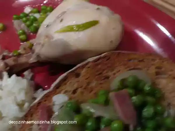 Receita Frango estufado com ervilhas e arroz de limão