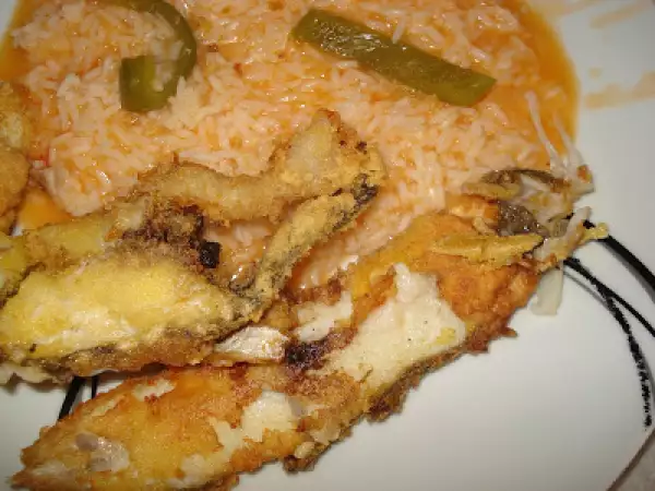 Receita Solha frita com arroz de tomate e pimento...