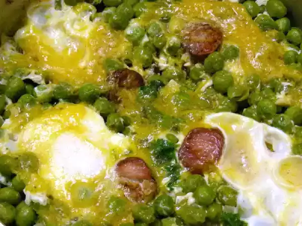 Receita Ervilhas com chouriço e ovos escalfados