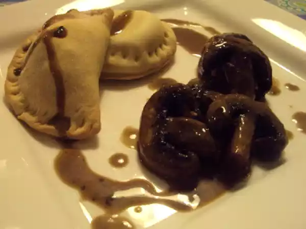 Receita Pasteis de massa tenra com recheio de croquetes de carne e cogumelos salteados