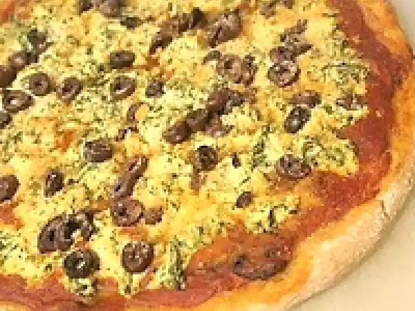 Receita Pizza ao molho de espinafre, champinhon, azeitonas pretas e tofu (vegana)