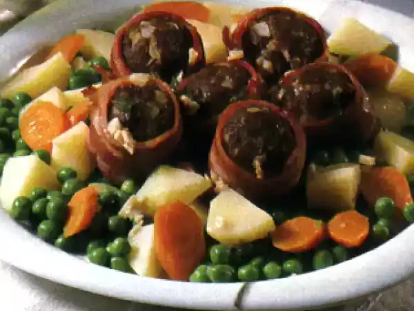 Receita Almôndegas com bacon e legumes salteados