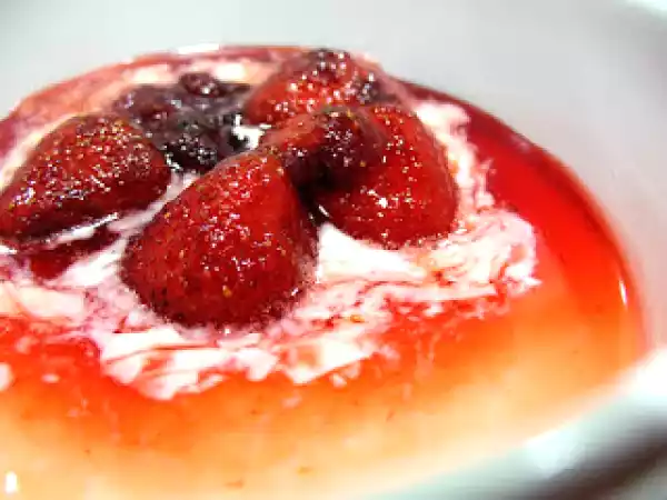 Receita Panna cotta de manjericão com molho de morangos