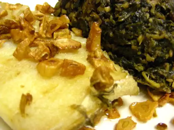 Receita Bacalhau dourado com alhos crocantes acompanhado com esparregado de espinafres