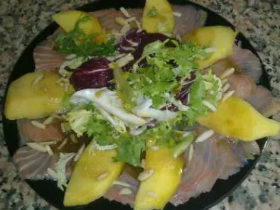 Receita Salada de alfaces com salmão fumado, amendoas, manga e vinagreta