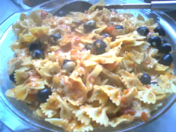 Receita Farfalle com molho de tomate e azeitonas pretas