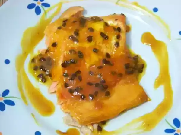 Receita Salmão caramelado com maracujá e mel.