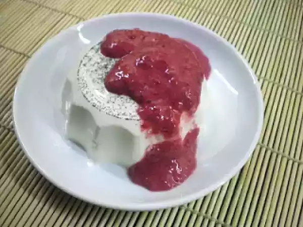 Receita Panna cotta com molho de framboesa