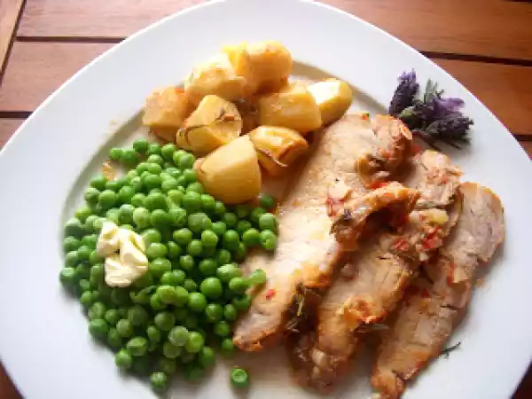 Receita Lombo de porco com rosmaninho e laranja, mel e amendoa laminada