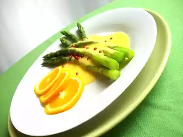 Receita Espargos com molho holandês alaranjado