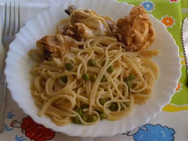 Receita Esparguete com ervilhas e frango