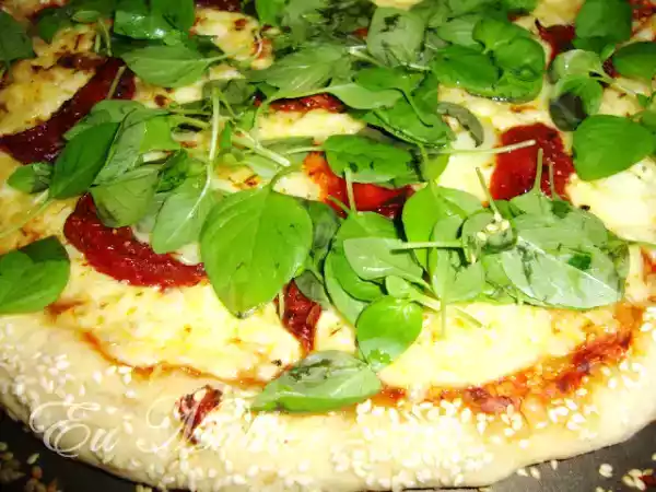 Receita Pizza de tomate seco, queijo de búfala e manjericão