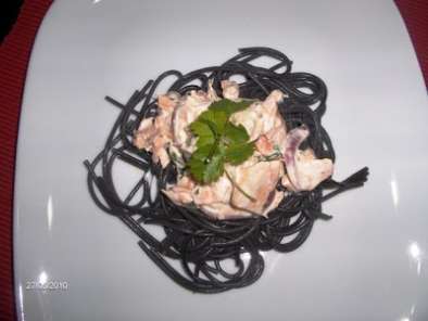 Receita Spaghetti negro com molho cremoso de salmão e coentros