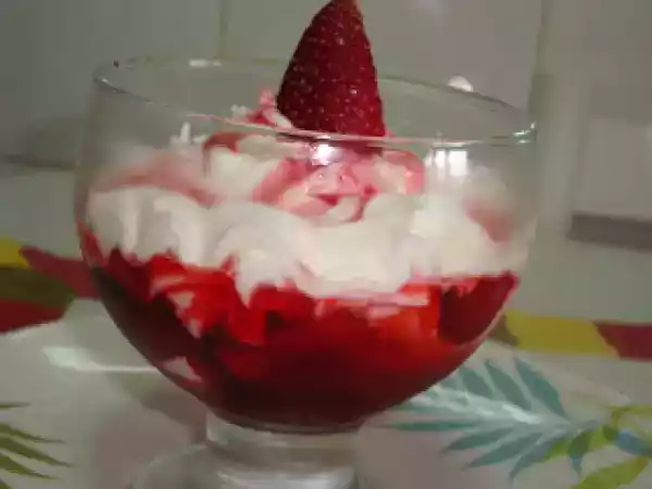 Receita Taça de natas com morangos