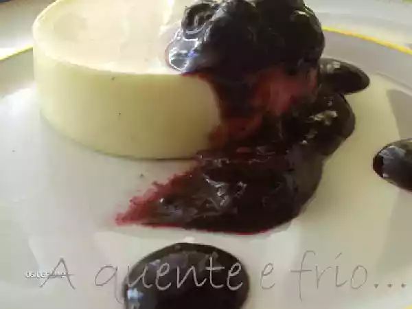 Receita Panna cotta com calda de frutos vermelhos