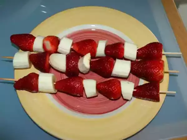 Receita Espetadas de morango e banana, com molho de chocolate e avelãs