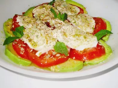 Receita Mozzarella com tomate e abacate
