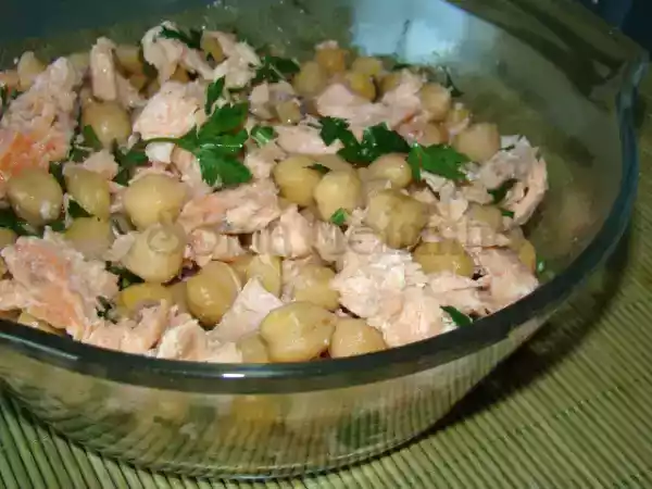 Receita Grão de bico com salmão e salsa picada