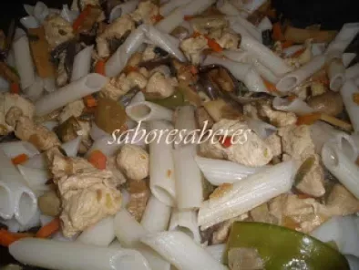Receita Macarrao de arroz, cogumelos frescos e vegetais com peru - wok