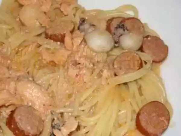 Receita Esparguete com salmão, chocos e salsichas alemãs