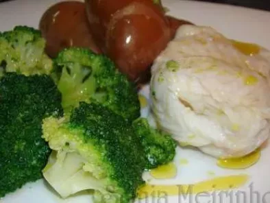 Receita Medalhões de pescada cozidos com batatas e bróculos