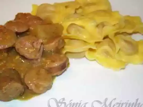 Receita Ravioli de carne com caril de salsichas frescas, perú e ananás