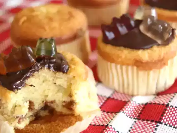 Receita Bolinhos de avelã com cobertura de chocolate e gomas