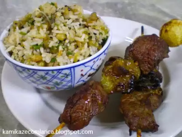 Receita Arroz de lascas de bacalhau com ervilhas e espetos de carne