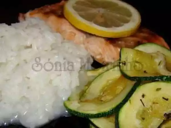Receita Salmão grelhado com courgete e arroz de manteiga