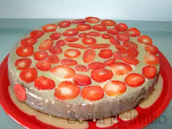 Receita Bolo de chocolate com cobertura de chocolate branco e morangos