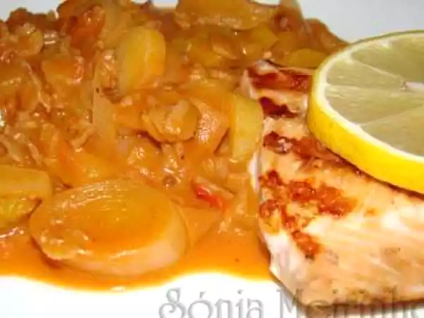 Receita Salmão grelhado acompanhado de legumes e maçã com toque a canela