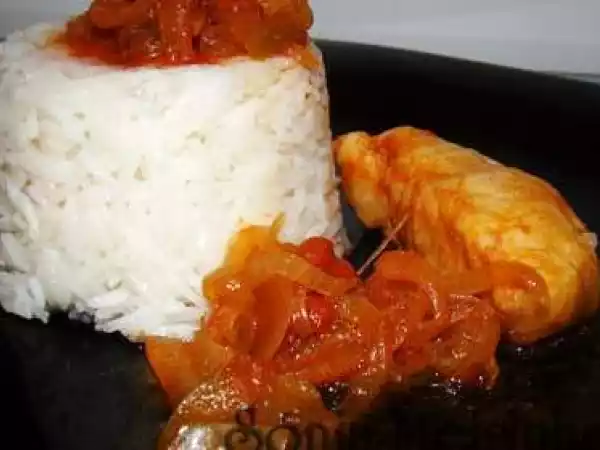 Receita Pescada com cebola e molho de tomate
