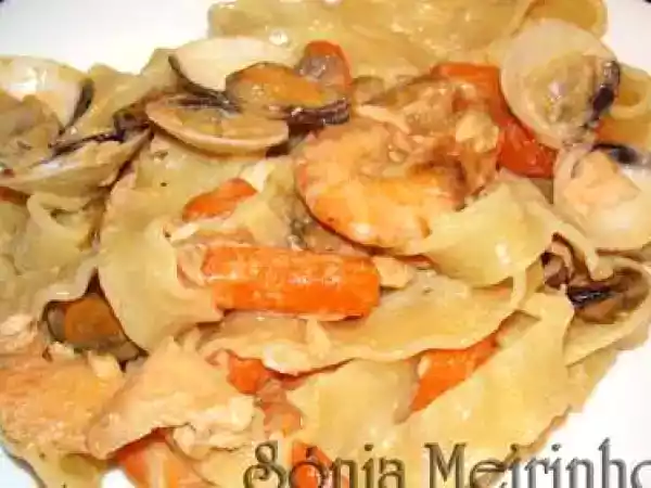 Receita Massa talharim com salmão, marisco e cenouras baby
