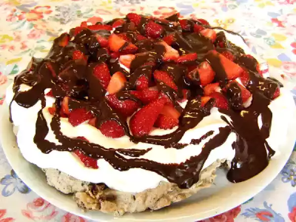 Receita Pavlova ao chocolate e morango