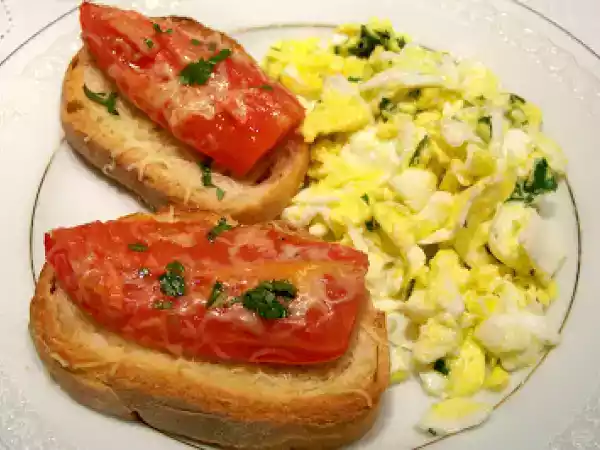 Receita Ovos mexidos com ervas frescas e torrada com tomate