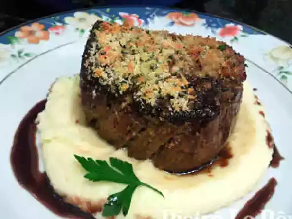 Receita Filé mignon na crosta de ervas, aligot e redução de vinho do porto