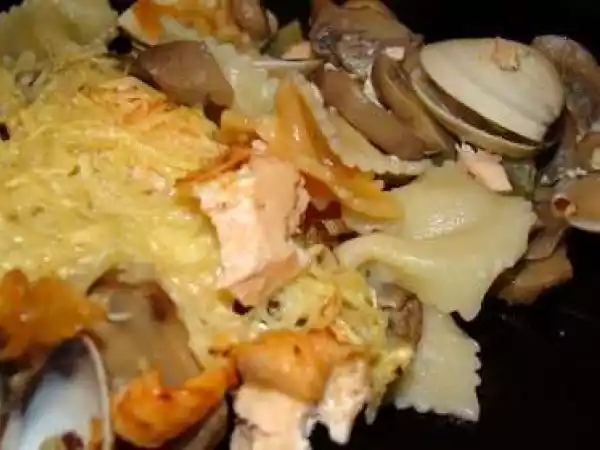Receita Massa com salmão e amêijoa