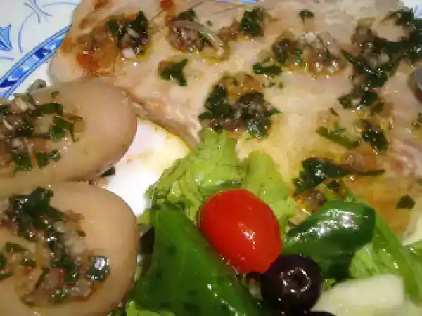 Receita Salada de alface, espinafres, pepino e tomates cherry com azeitonas pretas