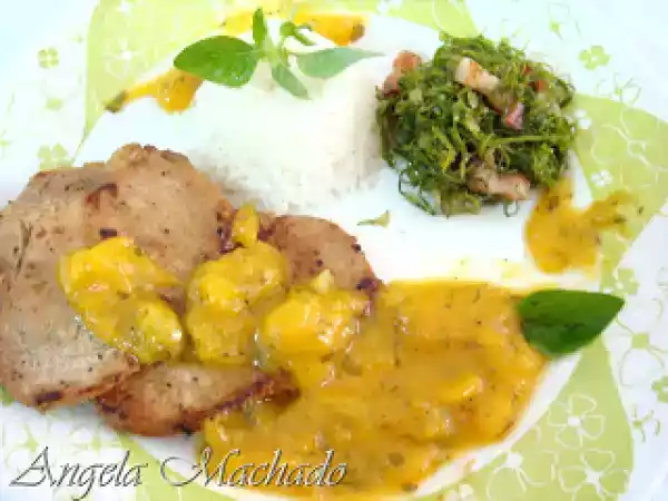 Receita Bisteca de porco com molho de manga e couve manteiga