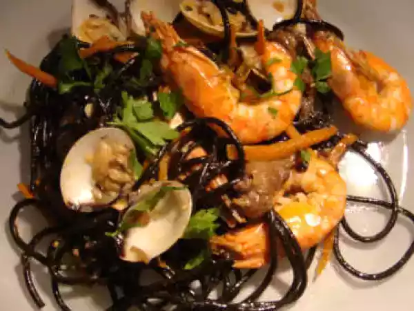 Receita Massa preta com gambas e amêijoas