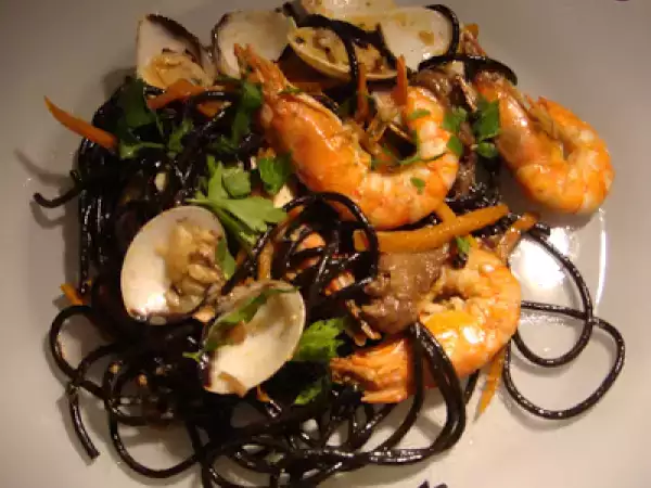 Receita Massa preta com gambas e amêijoas
