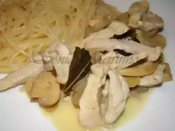 Receita Tiras de frango e perú com natas de soja e cogumelos