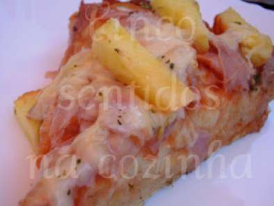 Receita Pizza caseira em massa de pão com bacon, fiambre e ananás