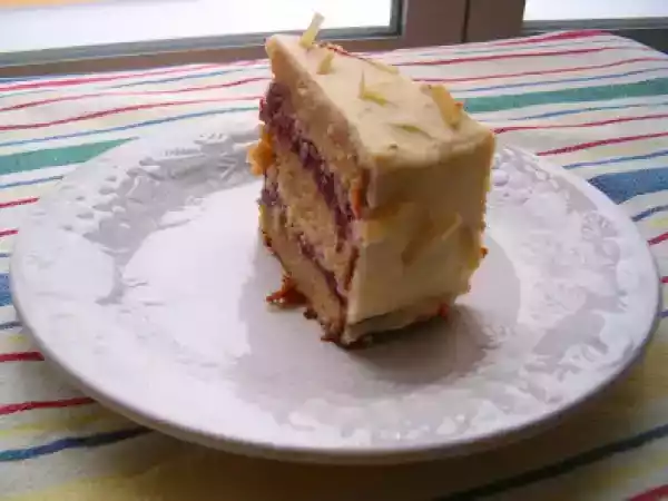 Receita Bolo de amêndoa com framboesas e mascarpone