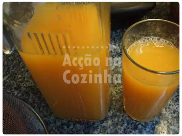 Receita Sumo refrescante de laranja, maçã e cenoura