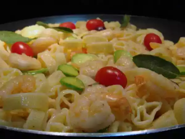 Receita Uma massa fácil e rápida- rotelle com camarões e abobrinha