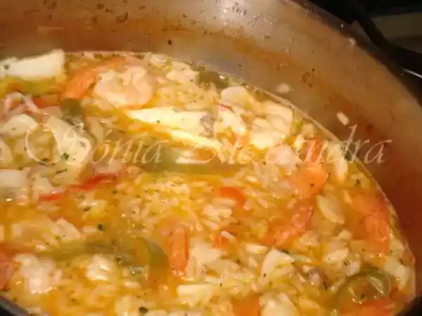 Receita Arroz de peixe e gambas, polvilhado de coentros...