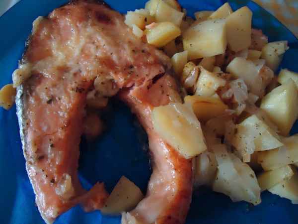 Receita Salmão gratinado com maionese em cama de alho francês e batatinhas