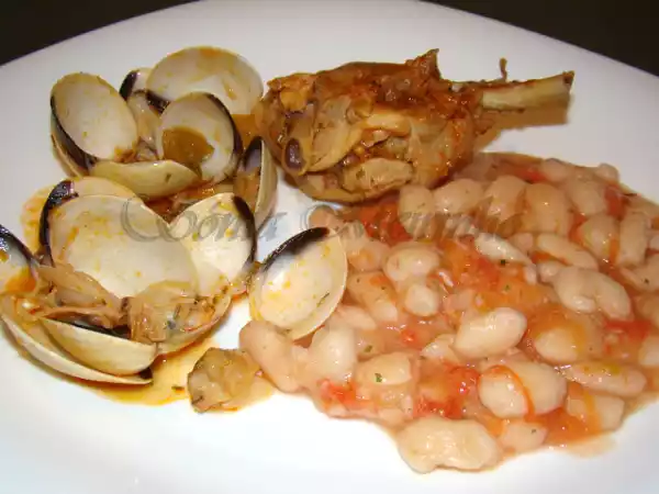 Receita Guisado de frango e amêijoas acompanhado de feijão branco em tomatada