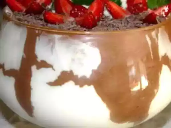 Receita Mousse de chocolate diet com nozes, morangos e chantily